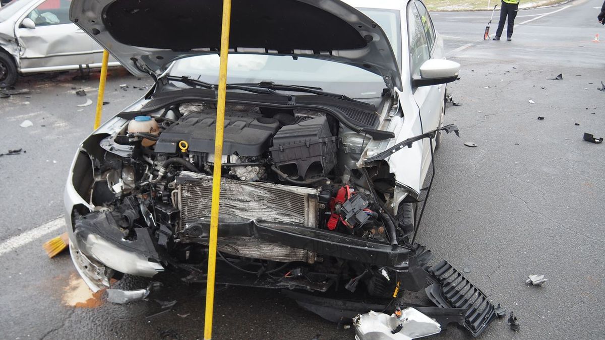 Řidička na Šumpersku nedala přednost a narazila do druhého auta. Se zraněními putovala do nemocnice